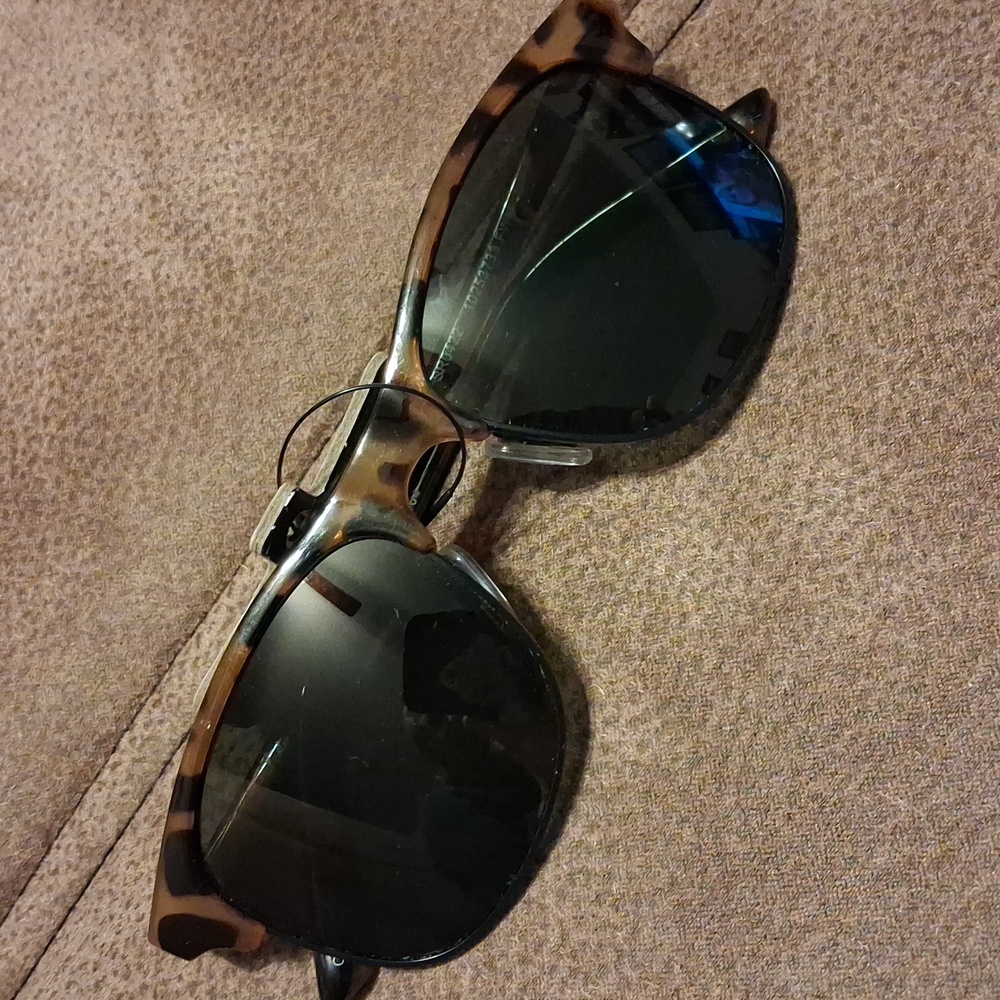 Foster Grant and Co. Trupolar series sunglasses brown faux tortoise shell